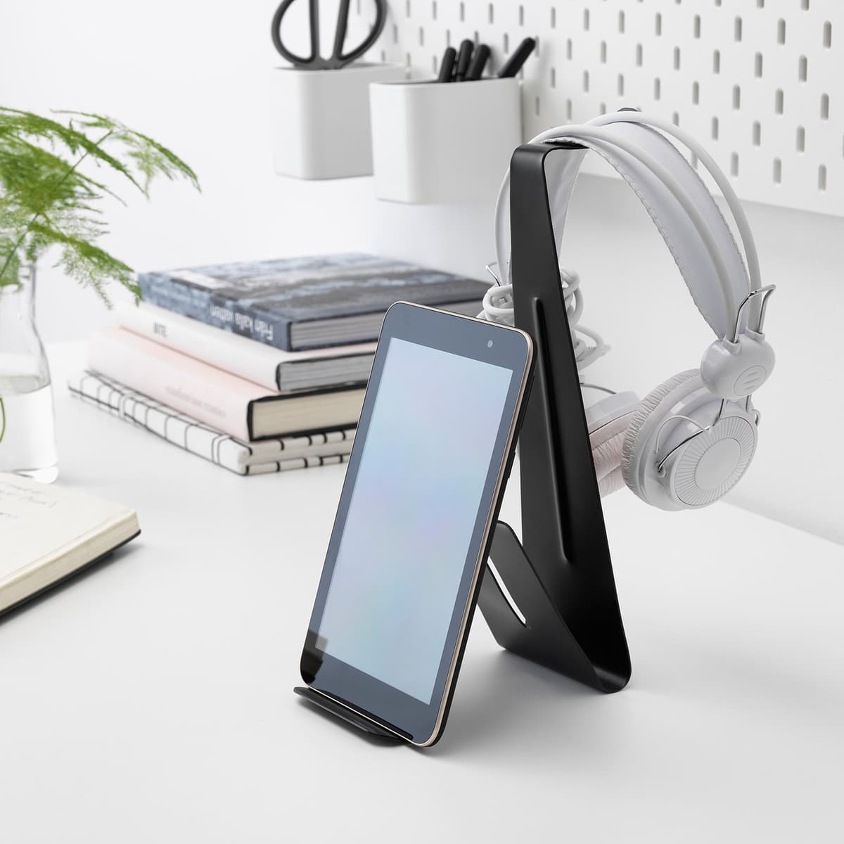The IKEA MÖJLIGHET stand holding a tablet and a pair of headphones.